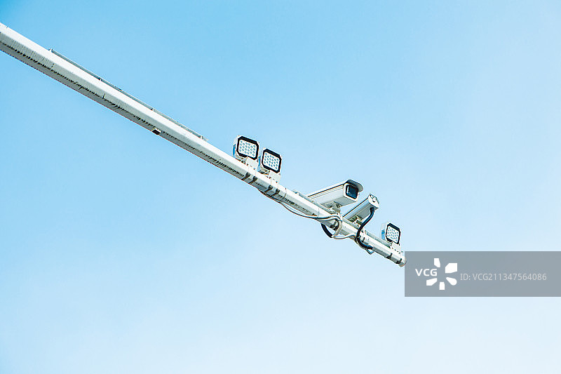 蓝天下的电子眼汽车违法监控系统图片素材