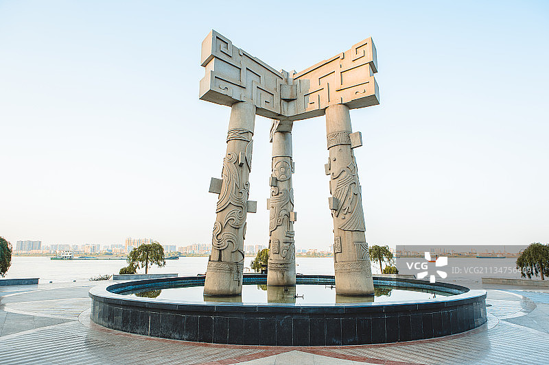 鄂州市地标滨江公园地标“龙蟠晓渡”图片素材