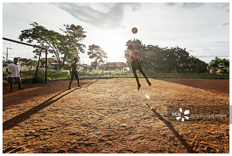 在巴西踢足球的男孩们图片素材