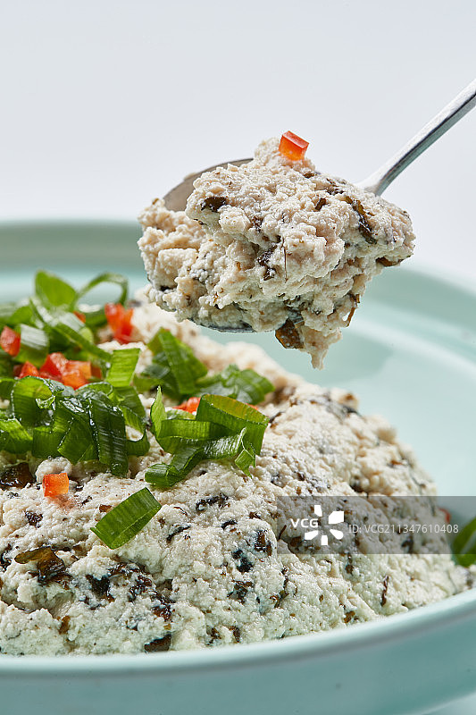 青瓷餐具装的地皮菜拌麻豆腐图片素材