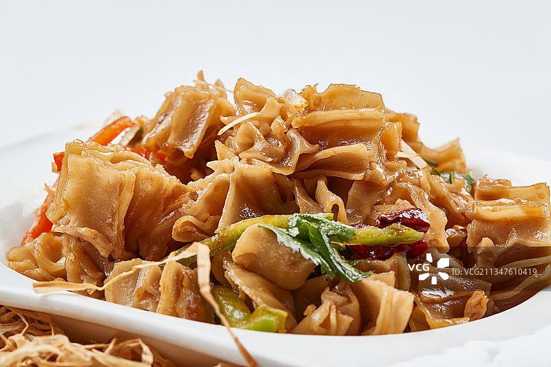 白色瓷盘装的凉拌莜面窝窝图片素材