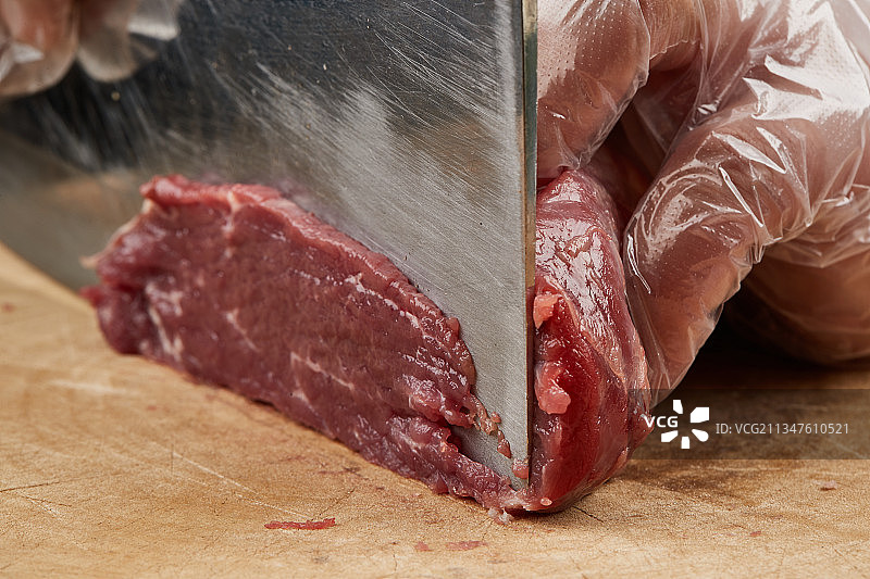 厨师运用精湛刀工分切的鲜食牛肉图片素材