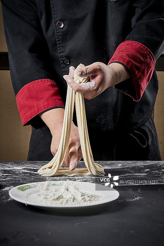 技艺精湛的拉面师在展示拉面制作图片素材