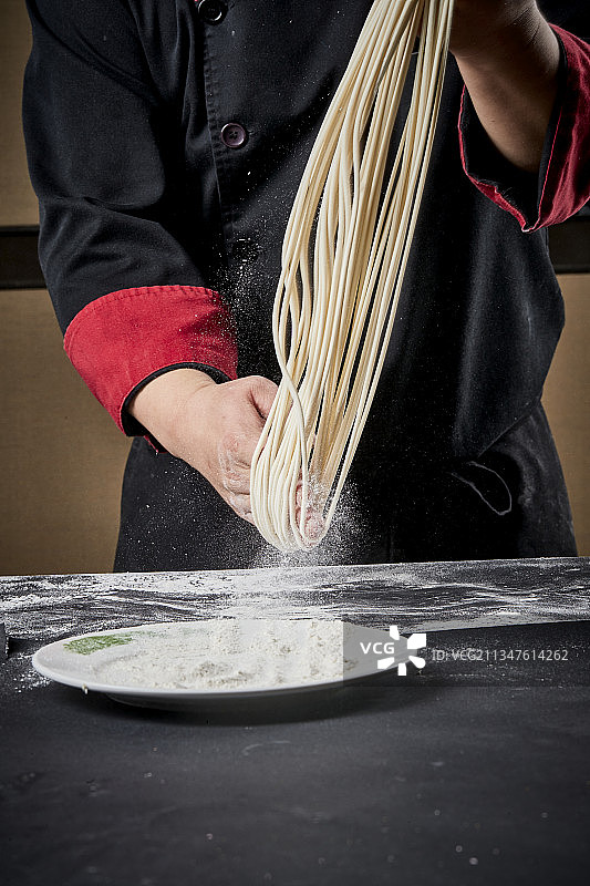 技艺精湛的拉面师在展示拉面制作图片素材