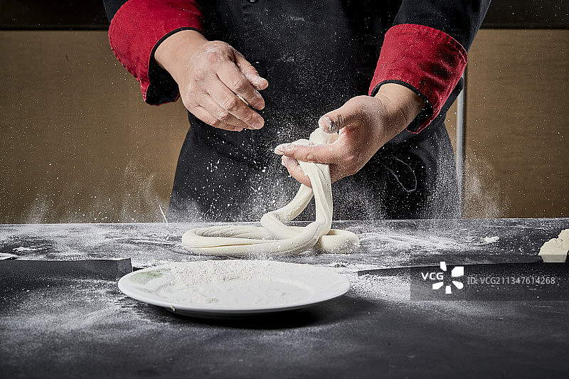 技艺精湛的拉面师在展示拉面制作图片素材