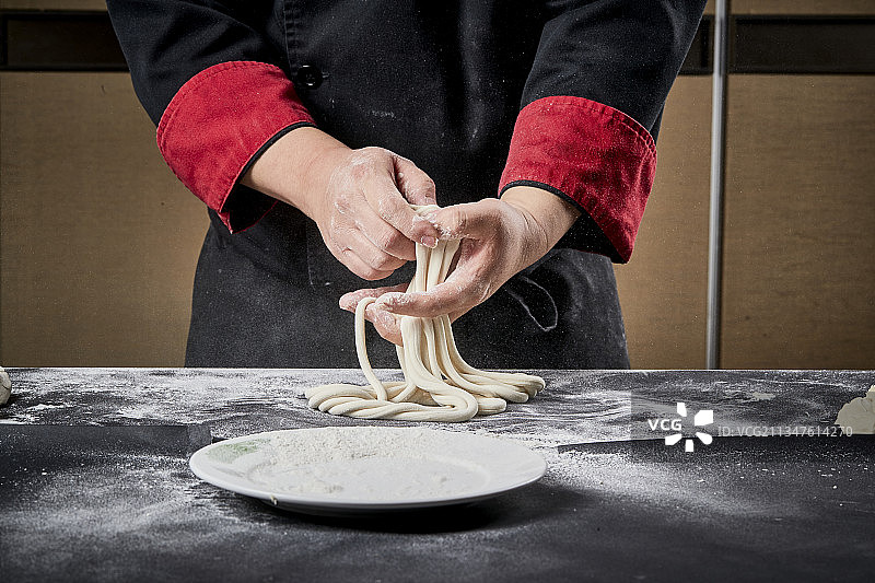 技艺精湛的拉面师在展示拉面制作图片素材