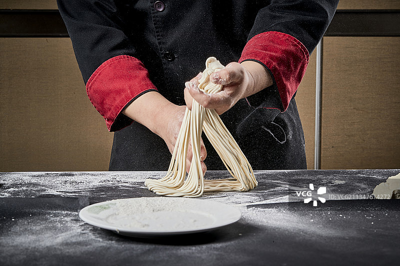 技艺精湛的拉面师在展示拉面制作图片素材
