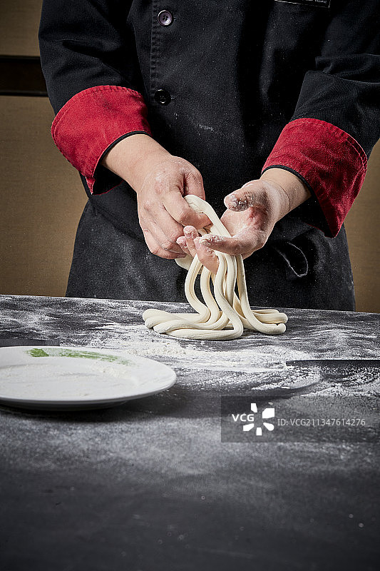 技艺精湛的拉面师在展示拉面制作图片素材