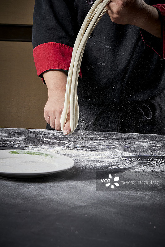 技艺精湛的拉面师在展示拉面制作图片素材