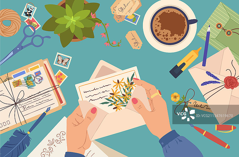 手拿信封和明信片图片素材