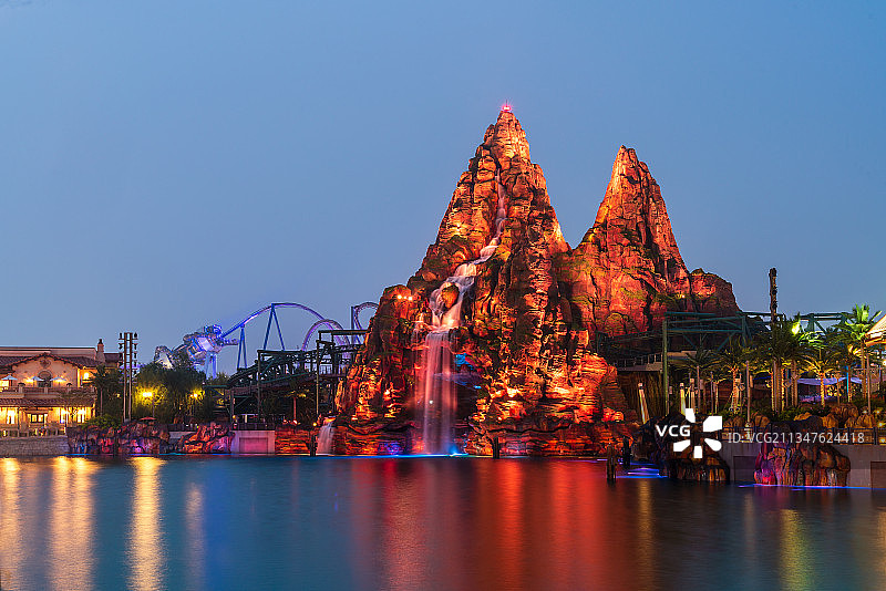 北京环球度假区侏罗纪世界巨型假山夜景图片素材