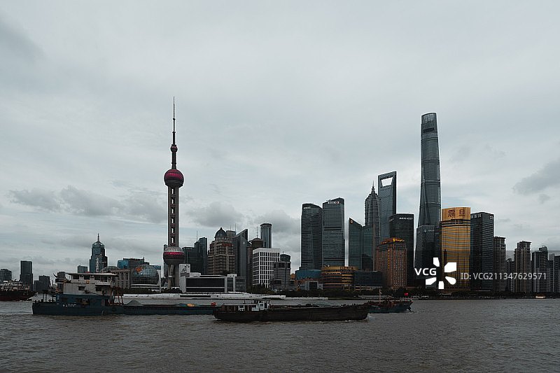 阴天的外滩三件套图片素材