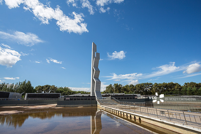 蓝天白云下的和平广场纪念碑图片素材