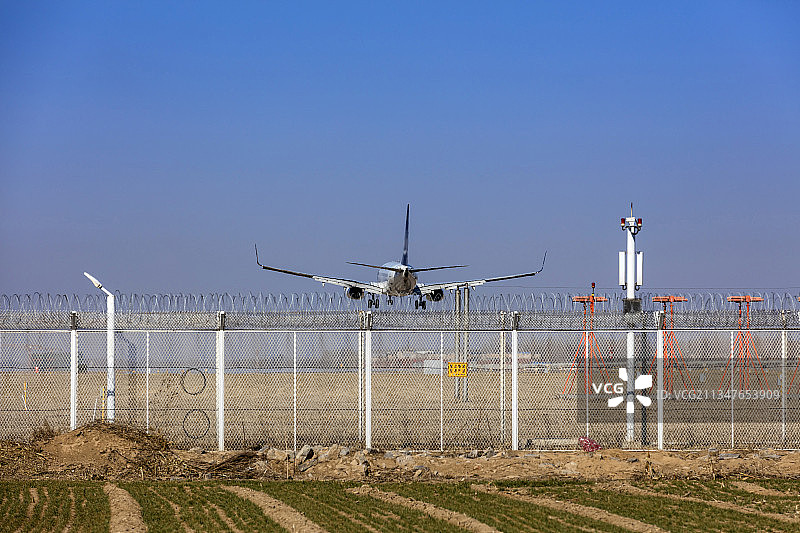 机场上空将要降落的飞机图片素材