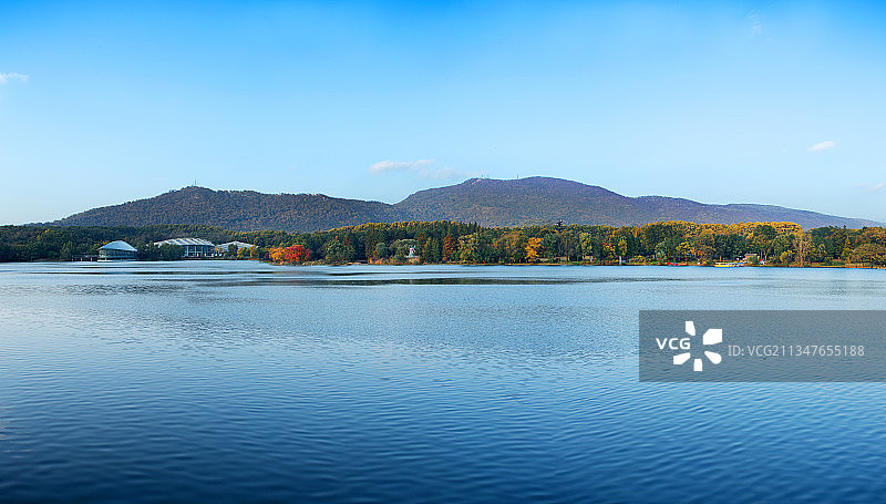 江苏南京紫金山前湖倒影图片素材