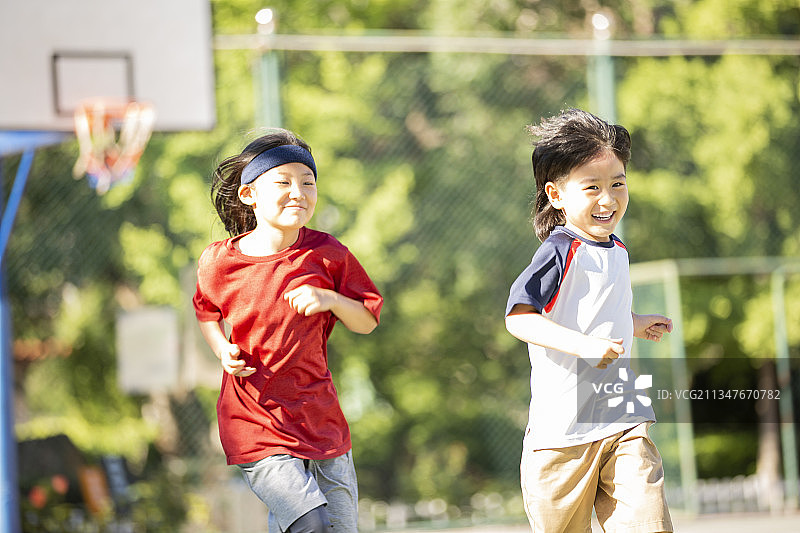 两个儿童在户外打篮球跑步嬉戏图片素材