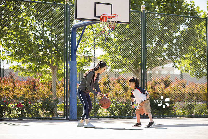 快乐母子户外打篮球图片素材