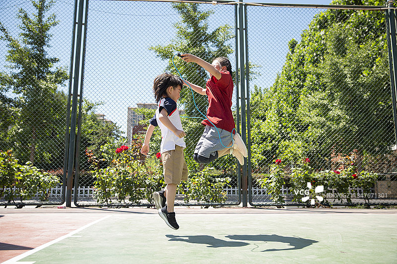 姐姐和弟弟户外跳绳图片素材