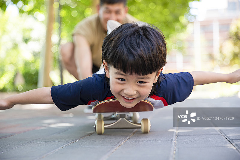快乐父子在户外玩滑板图片素材