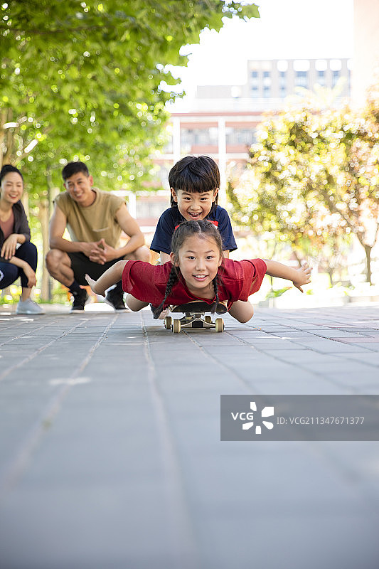 一家四口户外玩滑板图片素材