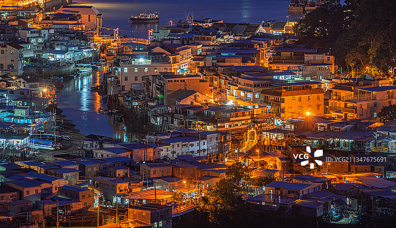 中国香港大澳渔村城市天际线夜景图片素材