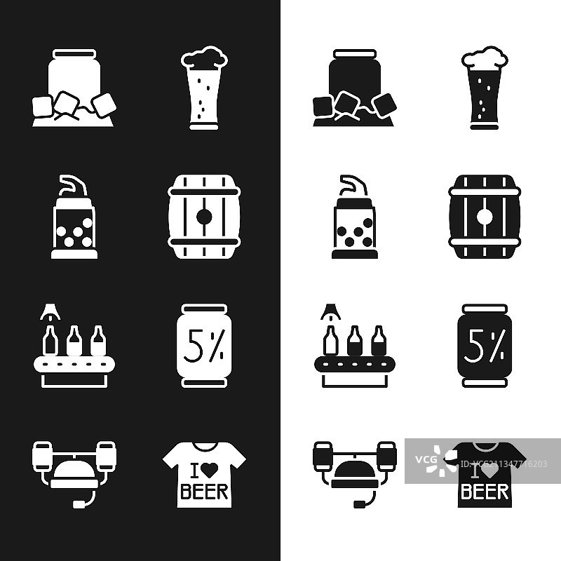 木制桶、开瓶器和冰镇啤酒罐图片素材