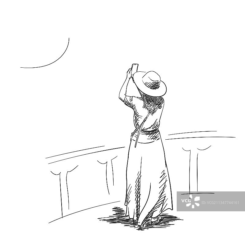 戴帽子的女人用智能手机拍照图片素材