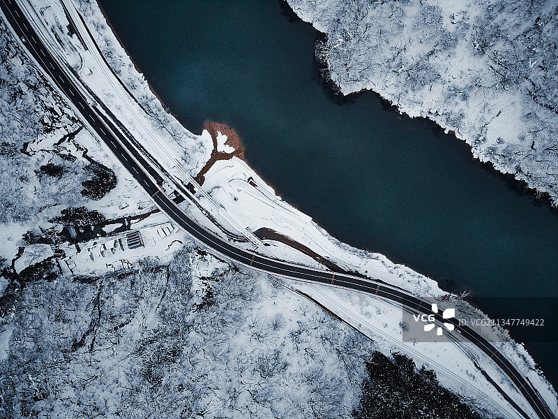 日本东北福岛福島县只見川只见线青色河流倒影阴天白雪冬季风光图片素材