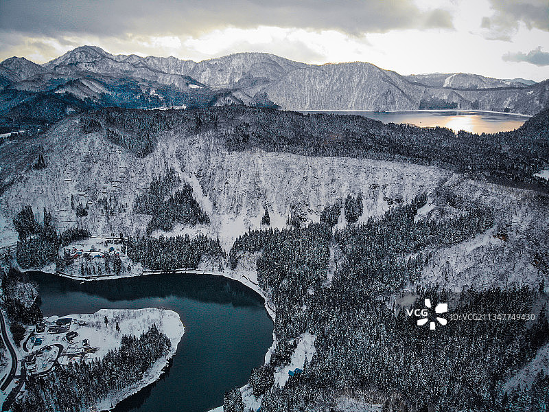 日本东北福岛福島县只見川只见线青色河流倒影阴天白雪冬季风光图片素材