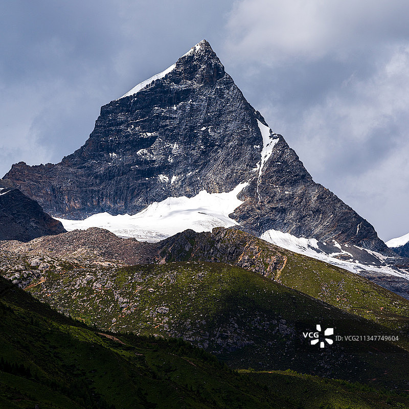 墨黑色的阿妣峰@四姑娘山图片素材