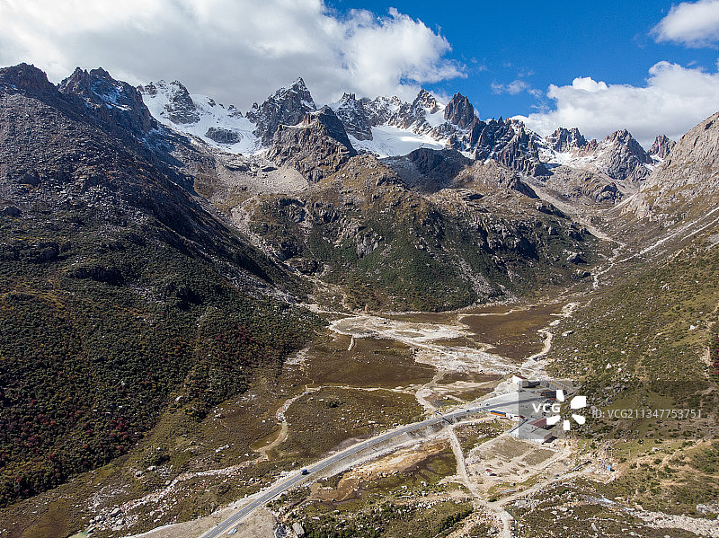 中国四川甘孜德格雀儿山雪山317川藏北线晴天垭口公路国道垭口图片素材