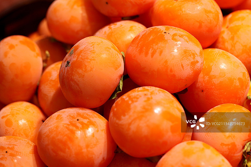 一筐红彤彤的熟柿子图片素材