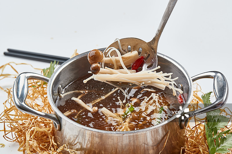 不锈钢汤锅装的火锅汤底山珍菌汤图片素材