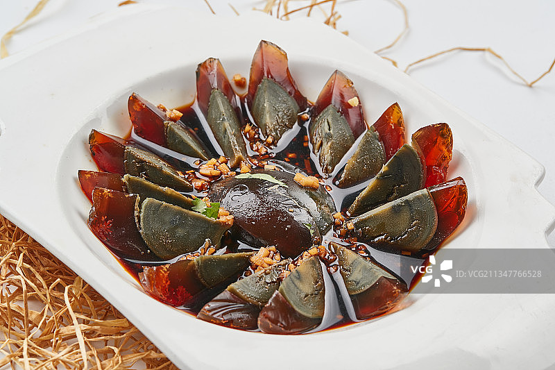 白色瓷盘装的姜汁松花蛋图片素材