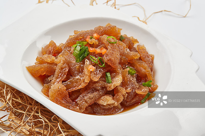 白色瓷盘装的老醋蛰头图片素材