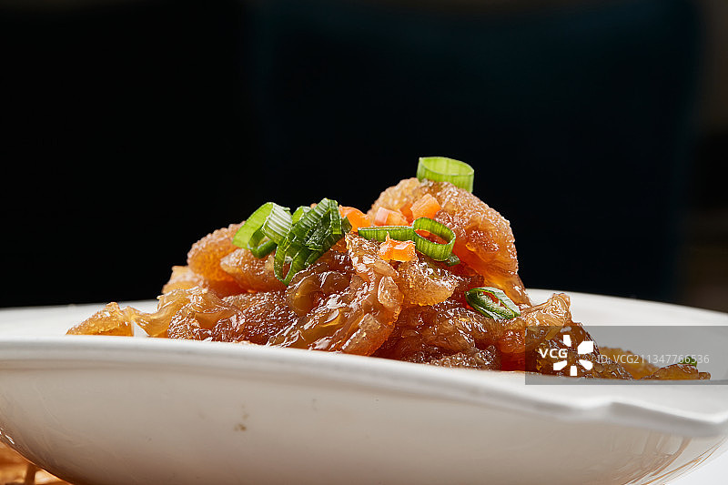 白色瓷盘装的老醋蛰头图片素材