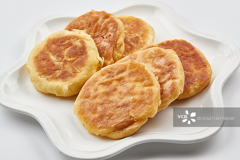 白色瓷盘装的的现烙烧饼图片素材