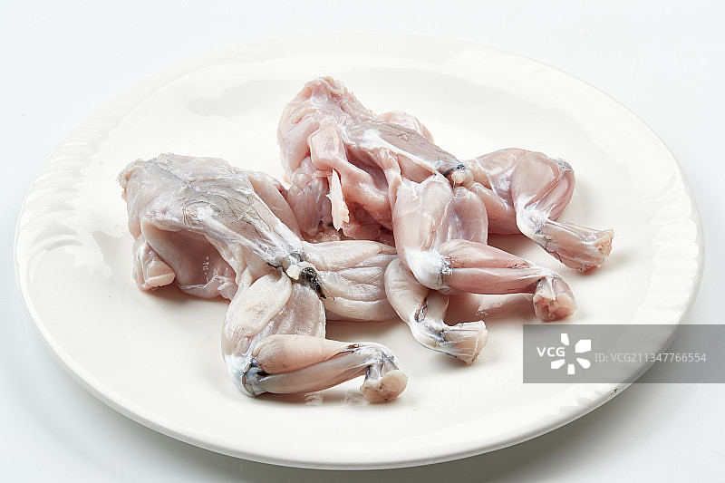 白色瓷盘装的现杀大牛蛙图片素材