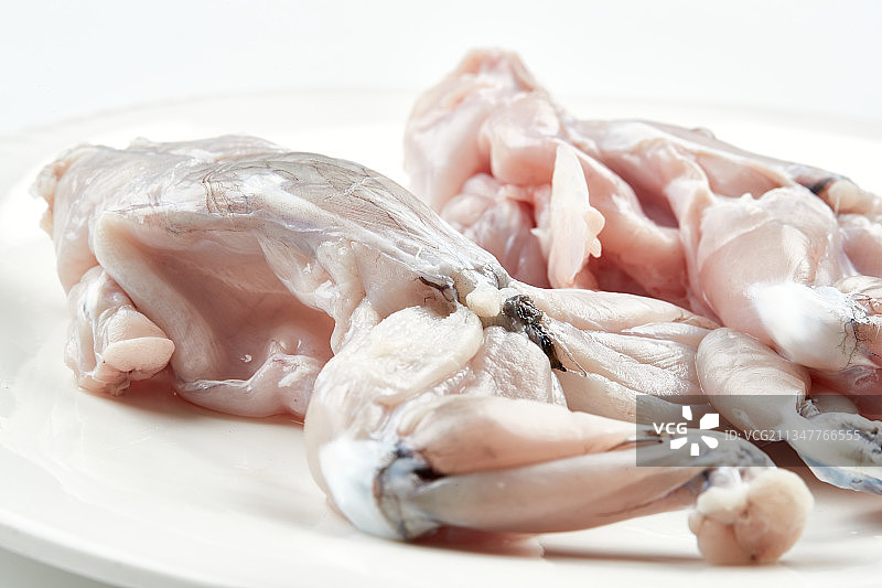 白色瓷盘装的现杀大牛蛙图片素材