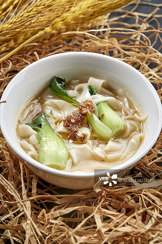 老陕面食葱油渣油菜素汤扯面图片素材