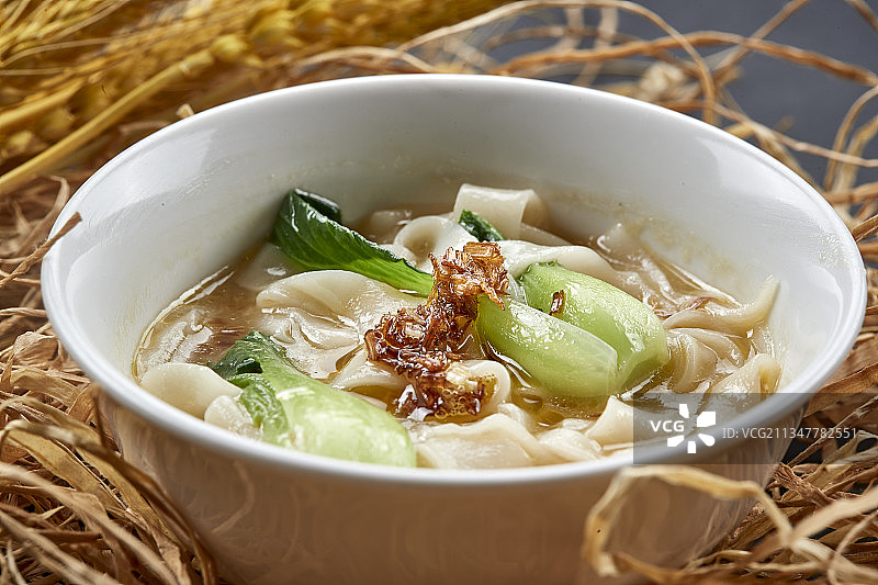 老陕面食葱油渣油菜素汤扯面图片素材