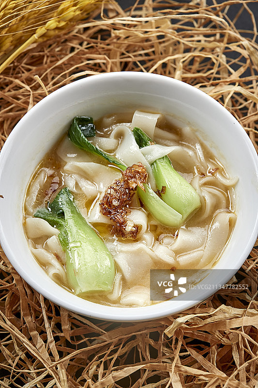 老陕面食葱油渣油菜素汤扯面图片素材