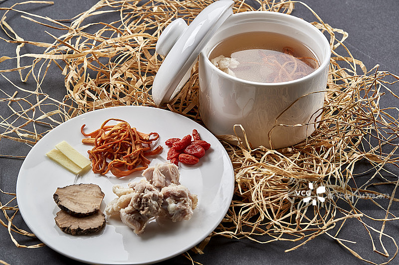 虫草花黑松露乳鸽枸杞养生汤图片素材