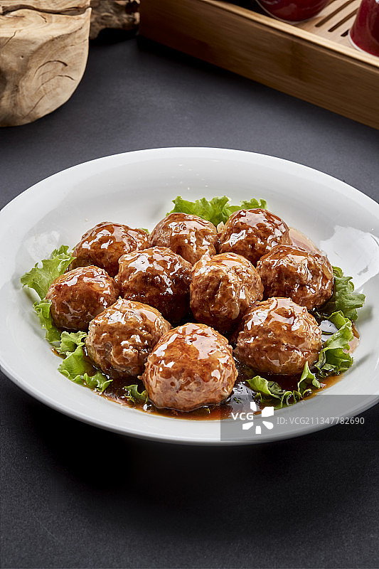 婚宴美食浇汁十全十美大丸子图片素材