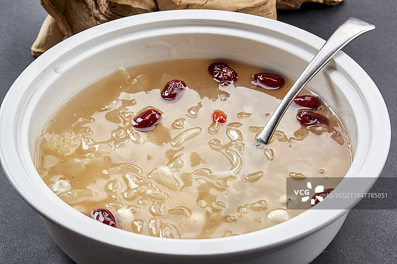 白瓷汤盆装的红枣银耳枸杞莲子羹图片素材