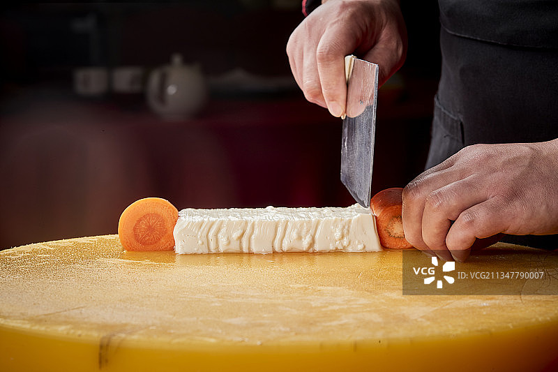 淮扬菜菊花豆腐制作过程中的精湛刀工演示图片素材