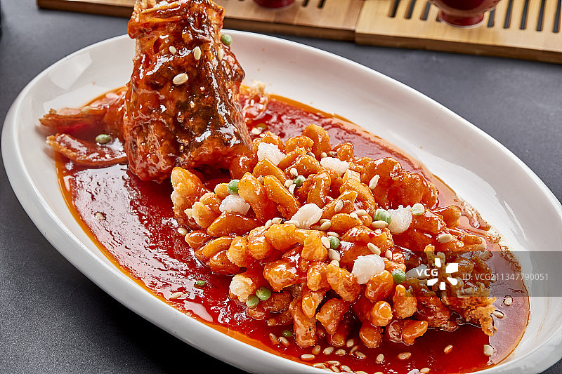 白色瓷盘装的红烧松鼠桂鱼图片素材