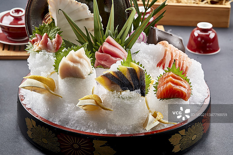摆放精美的日本料理刺身拼盘图片素材