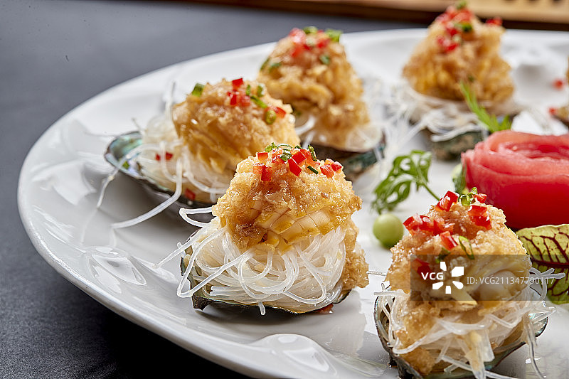 传统海鲜美食蒜蓉粉丝蒸鲜鲍鱼图片素材
