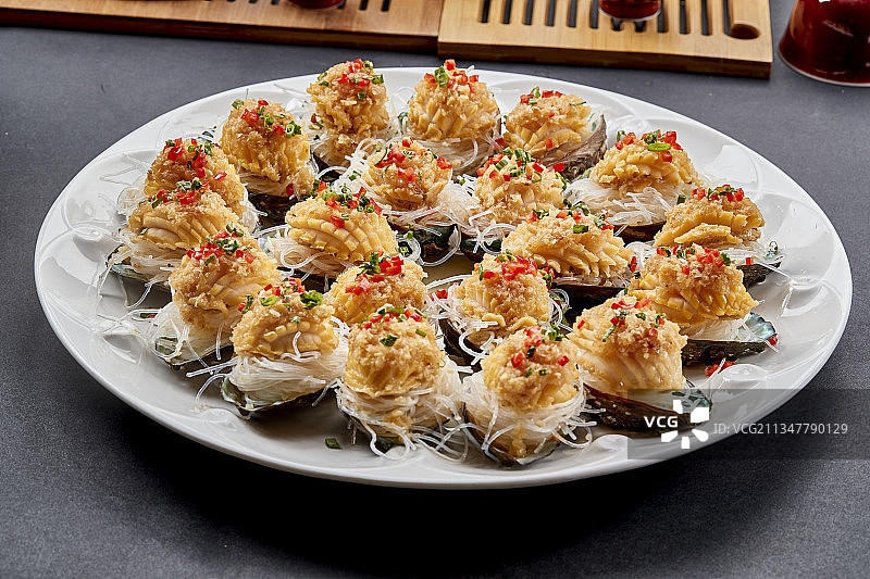 传统海鲜美食蒜蓉粉丝蒸鲜鲍鱼图片素材